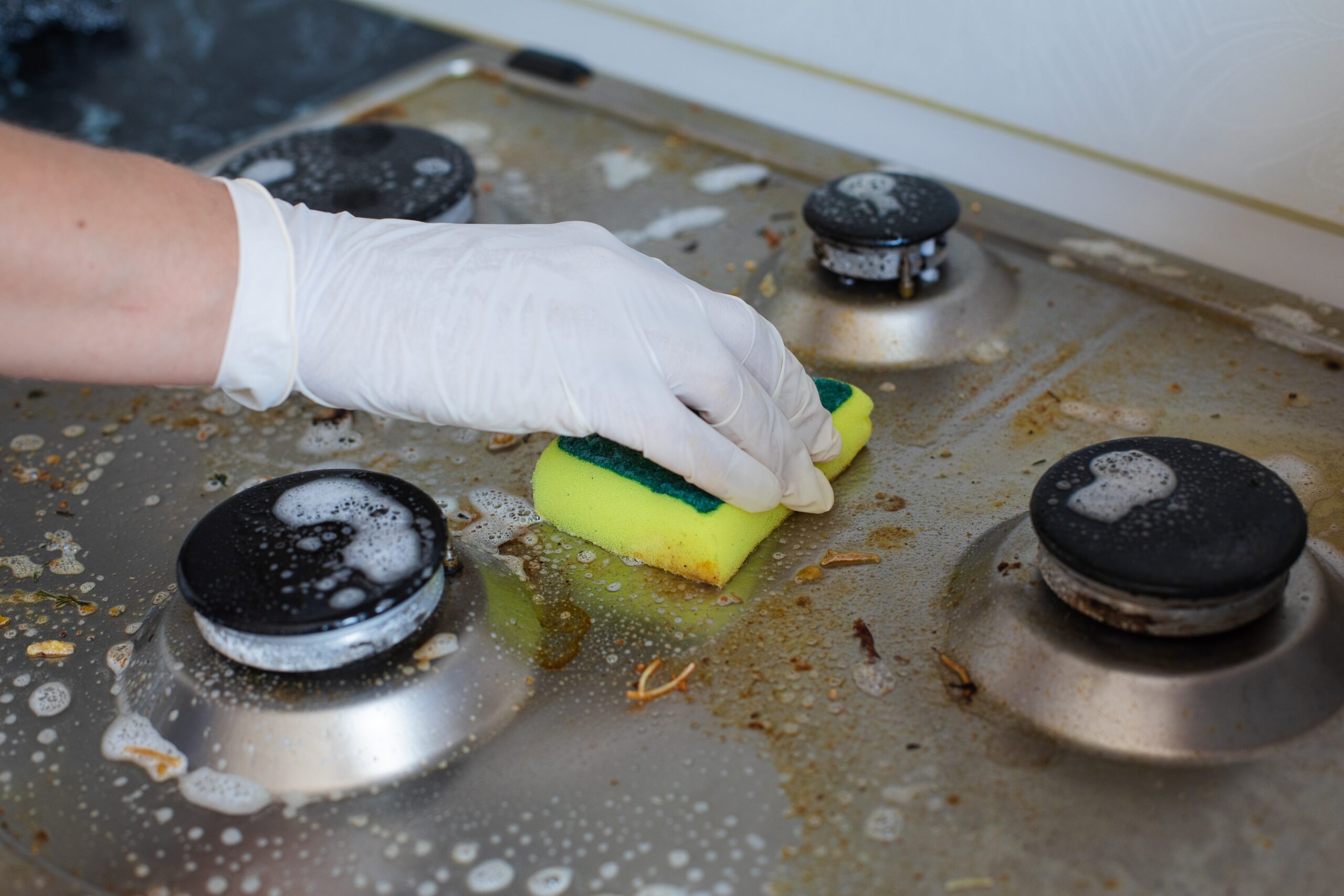 Housewife Clean Stainless Steel Pans Without Scratching